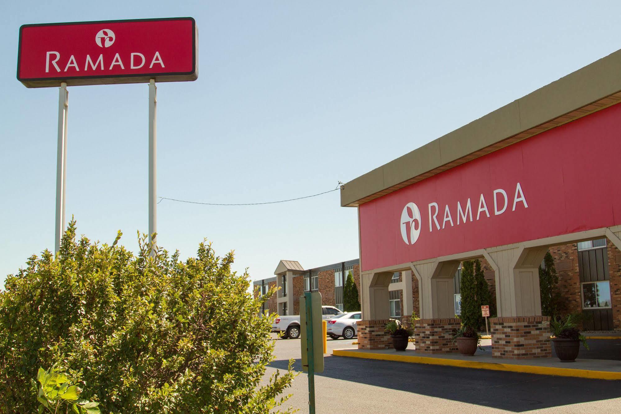 Отель Ramada By Wyndham Бисмарк Экстерьер фото